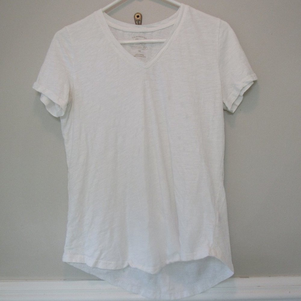 🌵 BASS WHITE TEE SIZE MEDIUM V-CUT NECKLINE